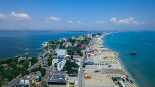 Cât costă cazarea la un hotel all inclusive din Mamaia, în extrasezon. Vremea superbă a adus valuri de turişti la malul mării
