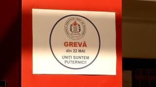 Greva profesorilor ar putea amâna Evaluarea Naţională şi Bacalaureatul. În unele şcoli, profesorii s-au împărţit în două tabere şi orele s-au ţinut normal