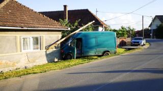 Un şofer din Cluj a încercat să facă schimb de locuri cu fratele său, ca să nu fie prins beat la volan. Ajunsese cu maşina în pereţii unei case