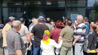 Sute de gălăţeni cu dizabilităţi au stat ore în şir, la coadă, în condiţii mizere pentru ajutoare alimentare de la UE