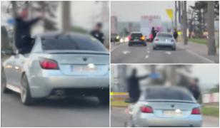 Doi tineri inconştienţi au ieşit aproape cu totul pe geamurile unei maşini în mers. La volan era o tânără cu permis de doar câtave zile