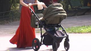 Părinţii români vor putea să-şi ia concediu pentru îngrijirea copilului bolnav până când acesta împlinește 12 ani