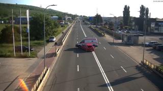 La un pas de tragedie. Șofer de ambulanță, surprins în timp ce întoarce pe linie dublă continuă. Şoferiţa care venea din spate nu a putut evita impactul