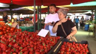 Secretul fructelor românești care îi face pe cumpărători să nu se mai uite la preț. "Sunt mai bune. Gustul şi mirosul îi conving"