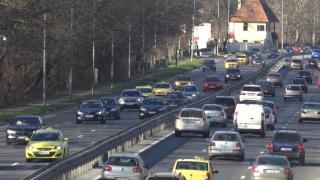 Rovinieta s-ar putea scumpi cu până la 40% pentru maşinile poluante, din 2026. Pentru camioane, se vor lua în calcul kilometrii parcurşi