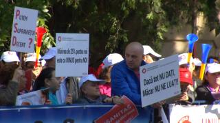 Angajaţii din Sănătate ameninţă cu greva, după exemplul profesorilor. Peste 150 de sindicalişti Sanitas au protestat în faţa Ministerului Sănătăţii
