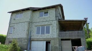Visul unei case la marginea Clujului s-a transformat într-un coșmar pentru o familie cu trei copii. Vor rămâne în stradă, după ce instanța a decis demolarea locuinței