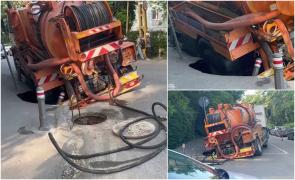 Asfalt surpat pe o stradă din Constanţa, sub greutatea utilajului care scotea apa din canal, după o avarie. Autoutilitara a căzut direct în crater