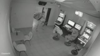 Un tânăr a distrus o sală de jocuri, în Timiș, furios că prietenii lui au pierdut 10.000 de euro la păcănele