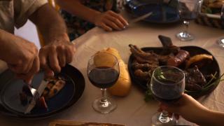 Asocierea vinului cu mâncarea, doar un capriciu? Specialiștii cred că adevărul este undeva la mijloc