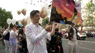 Ceremonie fastuoasă de absolvire a elevilor de clasa a 12-a de la "I.L.Caragiale": au defilat pe străzile Bucureştiului, costumaţi în personajele marelui dramaturg