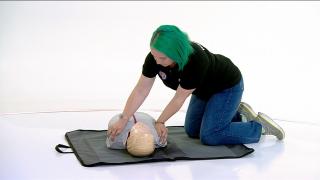 Cursuri de prim ajutor la Observator! Lecţia numărul 2. Manevra PAS, prin care putem afla dacă victima mai respiră