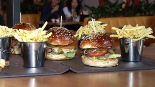 Sucevean, "îndrăgostit" de burgeri. În 2022, a comandat în medie doi şi jumătate în fiecare zi