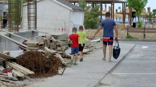 Stațiunea de pe litoral care a devenit coșmar pentru turiști. Ca să ajungă la plajă trec printre utilaje şi construcţii din fier beton. "Îţi strici o parte din entuziasm"