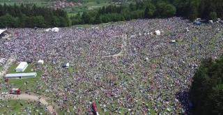 Primii credincioşi au ajuns la cel mai mare pelerinaj de Rusalii din Europa. Procesiunea se va ţine azi pe muntele Şumuleu Ciuc, fiind aşteptaţi sute de mii de pelerini