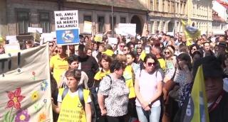 Guvernul a pregătit OUG care oferă profesorilor bonusuri anuale de 2.500 de lei. Sindicatele refuză propunerile și continuă greva