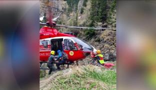 Doi soţi au fost salvaţi după ce au alunecat zeci de metri într-o râpă, din munţii Bucegi. Au fost transportaţi cu elicopterul pentru îngrijiri