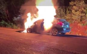 Bărbat din SUA, erou după ce a salvat două fetiţe blocate într-o maşină cuprinsă de flăcări. A spart un geam cu o piatră, după ce uşile s-au încuiat