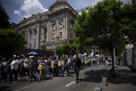 Astăzi ar urma să înceapă înscrierea la Bacalaureat; greva profesorilor intră în a doua săptămână. Sindicaliştii anunţă un protest cu 20.000 de participanţi