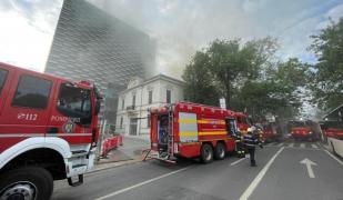 Incendiul puternic de pe Calea Dorobanţi, din Capitală, a fost stins. Traficul a fost blocat