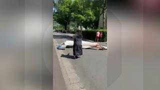 Un român a filmat momentul în care un planor se izbește de acoperișul unei case și se prăbușește peste o mașină aflată în mers, în Germania. Pilotul, mort pe loc