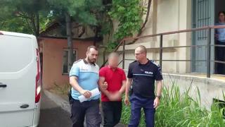 O tânără a filmat cum e atacată cu toporul de şef, când şi-a dat demisia."Cât ai furat, criminalo, de la mine?"