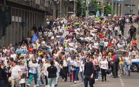 Noua ofertă pentru profesori: creşterea salariilor cu 1.000 de lei brut. Guvernul vrea să adopte OUG joi. Reacţia sindicaliştilor: E o variantă îmbunătăţită