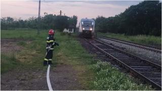 Panică la bordul unui tren pe ruta Piteşti - Pârvu Roşu. 60 de persoane, evacuate după ce motorul locomotivei a luat foc