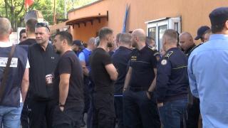 Poliţiştii din penitenciare s-au supărat că rămân fără pensii speciale şi fac grevă. Anunţă că nu mai fac activităţi cu deţinuţii, care "se vor revolta"