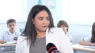 Şcoală la stat sau la privat? Răspunsul sincer al unei învățătoare care a renunțat la învățământul public, după șase ani de predare în Onești