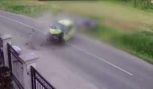 Momentul în care două maşini se ciocnesc puternic, pe o stradă din Oradea. Un copil a ajuns în comă la spital