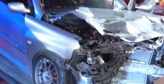 La un pas de nenorocire, din cauza neatenţiei: Un şofer nu s-a asigurat şi a lovit în plin o altă maşină. Pe banchetă se afla şi copila acestuia