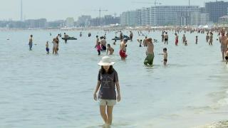 Staţiunea-vedetă de pe litoral, luată cu asalt de turişti mai ceva ca Mamaia. Mulţi au sărit direct în apa mării