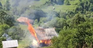 Casă mistuită total de flăcări într-un cătun din Maramureș. Trei persoane au ajuns la spital cu atacuri de panică