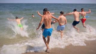 Peste 70.000 de turişti, aşteptaţi pe litoral în minivacanţa de Rusalii. Elevii, primii care au ajuns: "S-a cam terminat şcoala pentru noi"