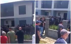 30 de migranţi din Irak şi Siria, descoperiţi de poliţişti într-un duplex din Timiş. Localnicii au intrat la bănuieli şi au alertat autorităţile