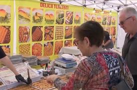 Festivalul cu preparate tradiţionale din Turcia şi Grecia, un deliciu pentru vizitatori, în Sibiu: "Din rahat am luat cam din fiecare"