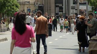 Banii pe care mulţi români îi cheltuie "din mers". Cât costă, de fapt, o plimbare pe Calea Victoriei din Bucureşti