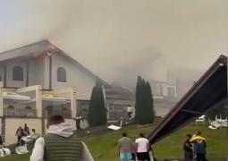 Momente de groază la un hotel din Braşov, după ce acoperişul a izbucnit în flăcări. Mansarda, înghiţită de vâlvătaie