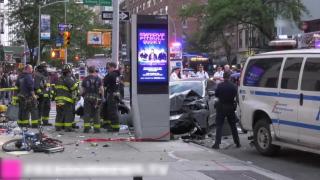 Manevra mortală făcută de un şofer: încercând să evite un biciclist, a intrat cu maşina în pietoni. Americanul ar fi fost beat şi drogat