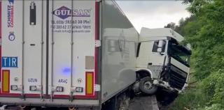 Un şofer de TIR a pierdut controlul volanului şi s-a răsturnat cu mastodontul pe o şosea din Mehedinţi. Au intervenit pompierii