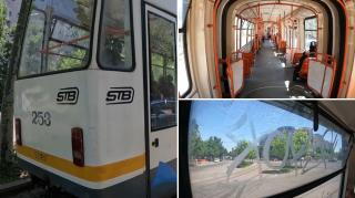 Tramvaiele din București au ajuns sub orice critică, pline de mizerie și gunoaie. "Cele mai jegoase. Vai de capul lor"
