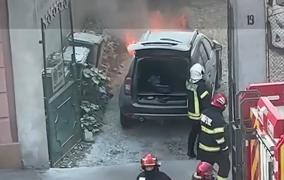 O maşină s-a aprins din senin şi a ars ca o torţă în curtea unei case din Braşov. Pompierii au venit cu 3 autospeciale