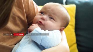 Povestea lui Alex, bebeluşul care are nevoie de ajutor pentru a-i fi tratată inima bolnavă. Părinţii sunt disperaţi: "Aș da orice numai să știm că e bine"