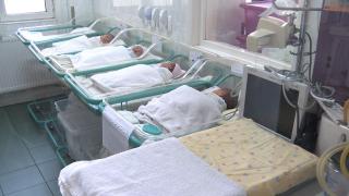 Şefa de la Protecţia Copilului care a stabilit că viaţa unui bebeluş valorează 10.000 de euro nu a păţit nimic de un an. Acuzaţii de muşamalizare