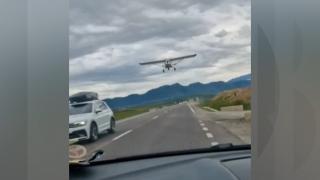 Şicanarea în trafic, dusă la un alt nivel în Râşnov. Şoferii, speriaţi de un avion care zbura foarte aproape de şosea