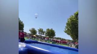 Un băiat de nouă ani, rănit după ce balonul gonflabil în care se afla a fost luat de o rafală de vânt, în Marea Britanie