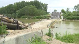 Podul prăbușit în Neamț, la doar 6 luni de la reabilitare, e în continuare sub ape. Nimeni nu a fost tras la răspundere