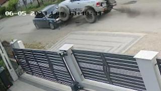 Tentativă de omor filmată în Maramureș. Un bărbat urcă în viteză cu SUV-ul pe mașina soției cu care se afla în divorţ, sub privirile îngrozite ale fetiței celor doi