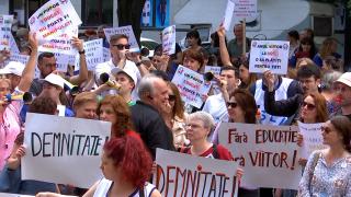 Greva profesorilor: Ciucă spune că pleacă din Guvern doar când dascălii revin la ore. Vineri se anunţă un nou protest uriaş